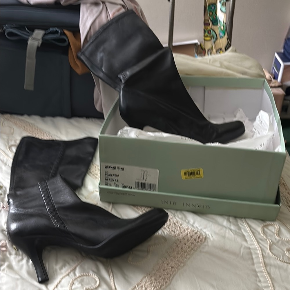 Soft leather pointy toe, mid calf